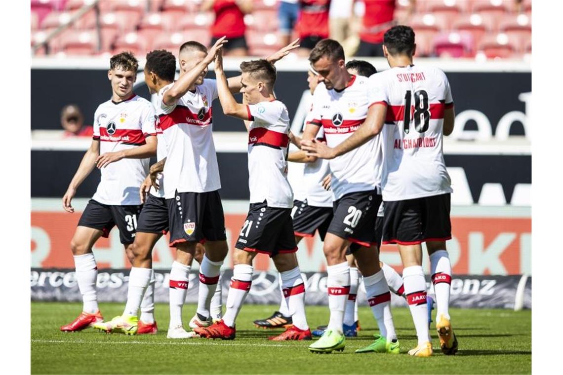 Der VfB Stuttgart feiert das Tor zum zwischenzeitlichen 2:0 gegen Aufsteiger Fürth. Foto: Tom Weller/dpa