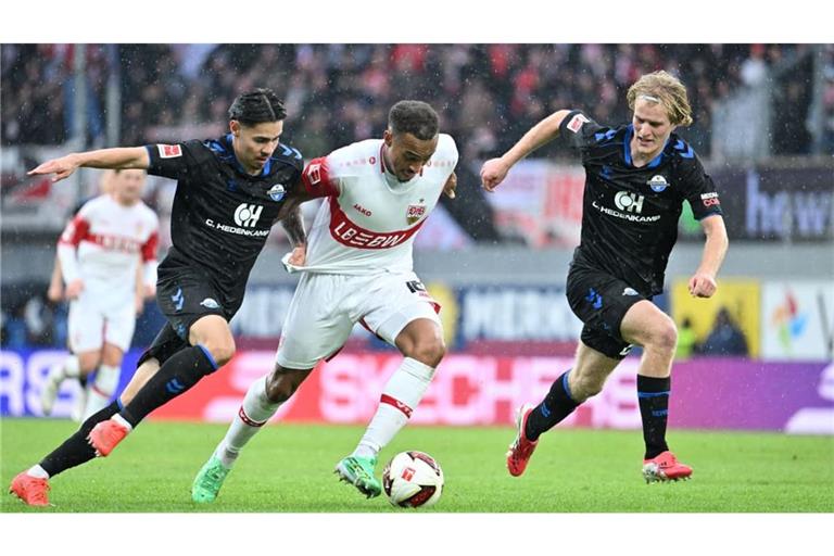 Der VfB Stuttgart hat sich beim SC Paderborn durchgesetzt. Jamie Leweling (Mi.) und seine Kollegen müssen sich aber weiter steigern.