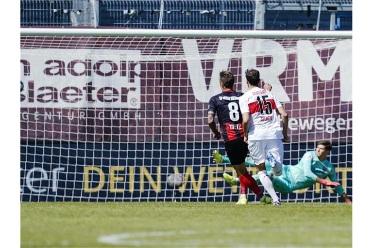 Der VfB Stuttgart hatte durch einen späten Elfmetertreffer beim SV Wehen Wiesbaden verloren. Foto: Uwe Anspach/dpa