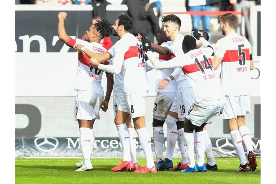Frust beim HSV: Derby-Pleite und Rang drei Der VfB Stuttgart setzte sich souverän gegen Jahn Regensburg durch. Foto: Tom Weller/dpa