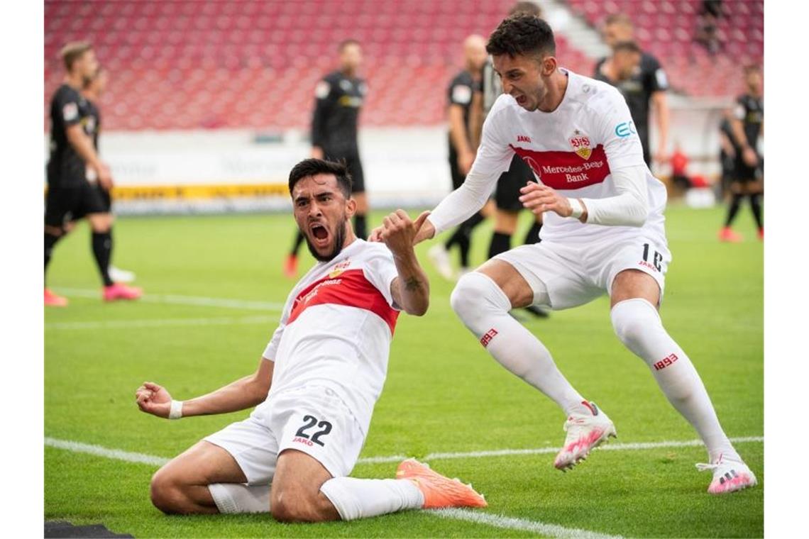 Der VfB Stuttgart um Nicolas Gonzalez (l) und Atakan Karazor eroberten Platz zwei. Foto: Marijan Murat/dpa