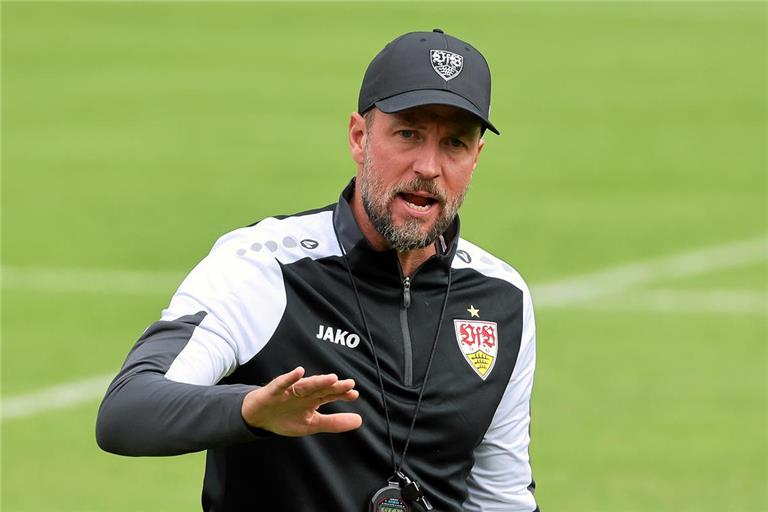 Der VfB Stuttgart um Trainer Sebastian Hoeneß tritt am 3. September zu einem Freundschaftsspiel in Großaspach an. Foto: Baumann