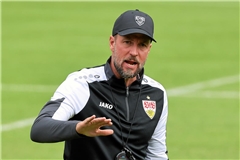 Der VfB Stuttgart um Trainer Sebastian Hoeneß tritt am 3. September zu einem Freundschaftsspiel in Großaspach an. Foto: Baumann