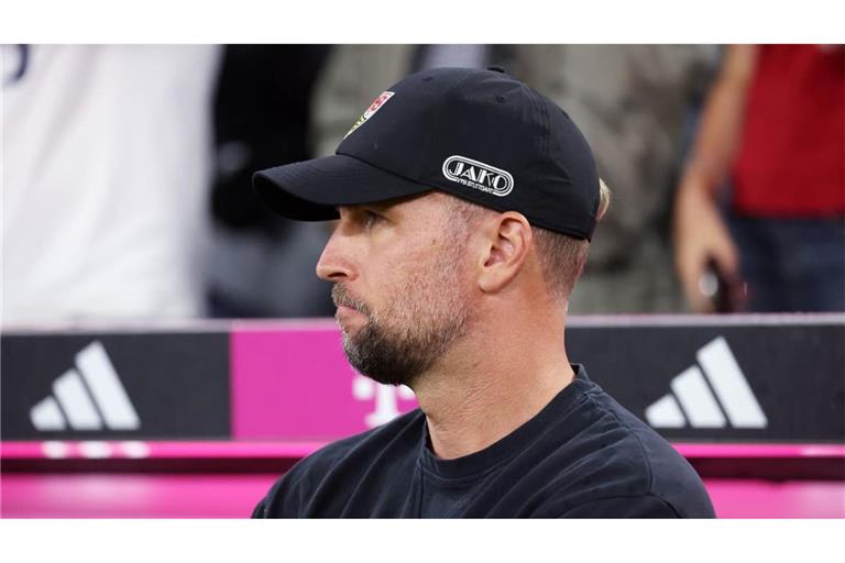 Der VfB-Trainer Sebastian Hoeneß blickt auf das Heimspiel gegen den 1. FC Köln und fordert nach aufregenden Tagen wieder Ruhe rund um die Mannschaft ein.