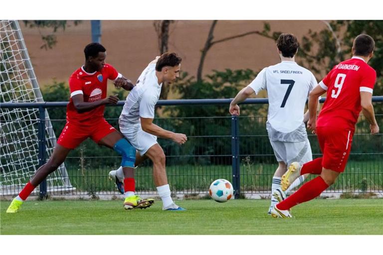 Der VfL Sindelfingen II (in Weiß) vermisst in Staffel II die guten alten Bekannten aus dem Kreis Böblingen, wie beispielsweise in der ersten Runde des Bezirkspokal den TV Darmsheim II (in Rot).