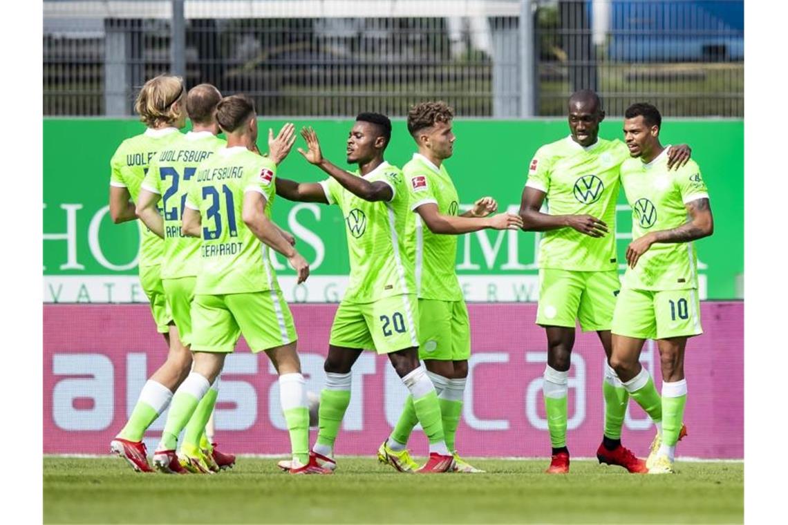 Der VfL Wolfsburg bleibt dank des Sieges in Fürth Spitzenreiter. Foto: Tom Weller/dpa