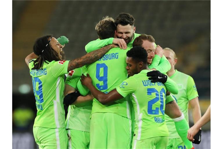 Der VfL Wolfsburg gewann klar in Bielefeld. Foto: Friso Gentsch/dpa
