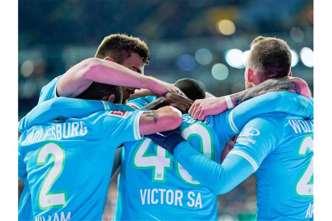 Gladbach patzt bei Union - Bayern und Leipzig holen auf Der VfL Wolfsburg nahm die drei Punkte aus Frankfurt mit nach Hause. Foto: Uwe Anspach/dpa