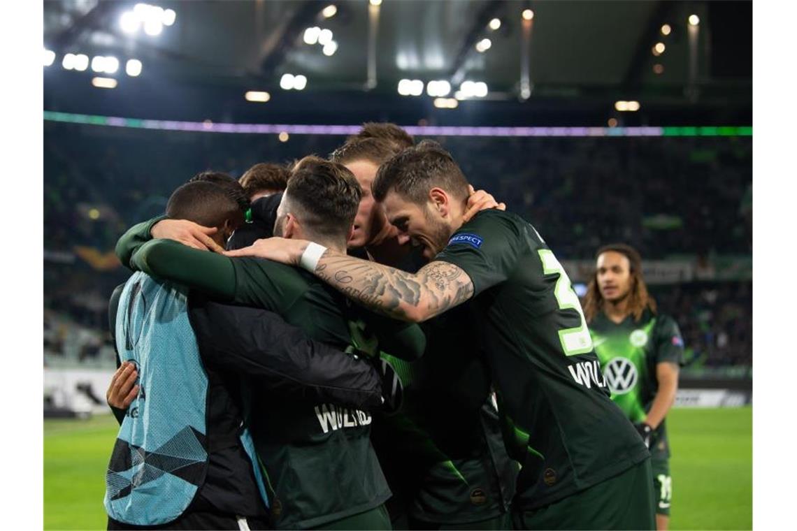 Der VfL Wolfsburg siegte daheim knapp gegen St. Etienne. Foto: Swen Pförtner/dpa