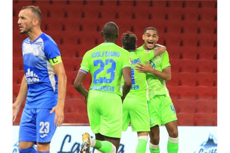 Der VfL Wolfsburg um Maxence Lacroix (r) feierte einen souveränen Auswärtserfolg. Foto: Hektor Pustina/AP/dpa