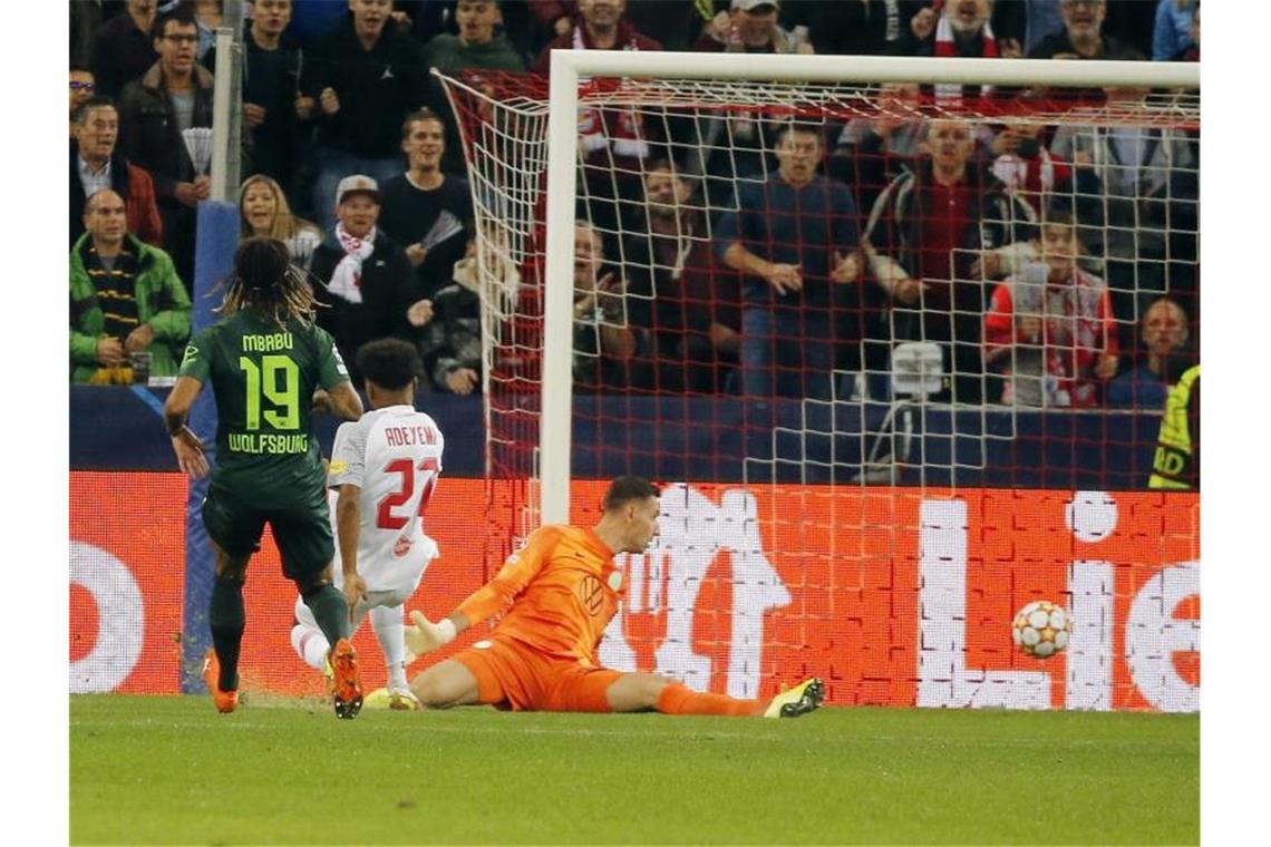 Der VfL Wolfsburg unterlag den Salzburgern um DFB-Stürmer Karim Adeyemi (M.). Foto: Krugfoto/APA/dpa
