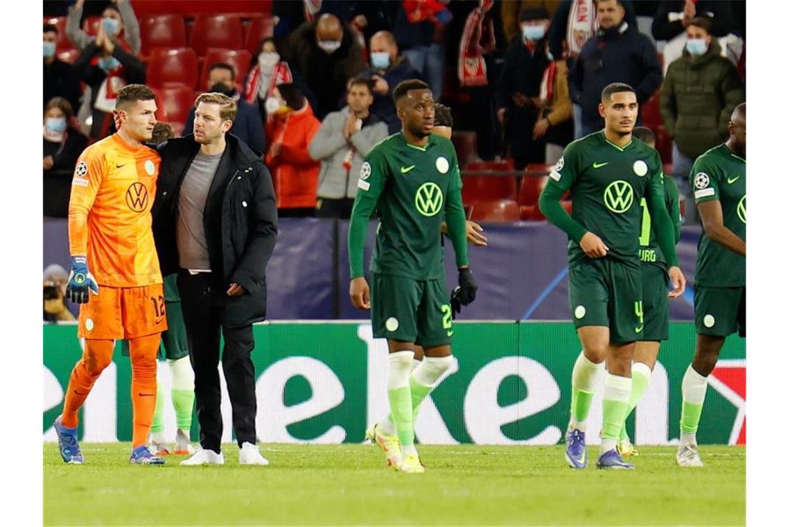 Erster Rückschritt unter Kohfeldt - Nun Wolfsburger Endspiel Der VfL Wolfsburg verlor erstmals unter Trainer Florian Kohfeldt (2.v.l). Foto: Daniel Gonzalez Acuna/dpa