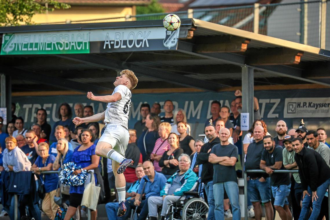 Der besondere Reiz der Relegation Der VfR Murrhardt (beim Kopfball Lars Kleemann) baut auch am Samstag wieder auf viele mitreisende Fans. Foto: Alexander Becher
