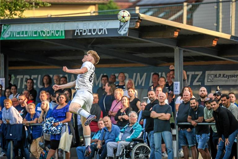 Der VfR Murrhardt (beim Kopfball Lars Kleemann) baut auch am Samstag wieder auf viele mitreisende Fans. Foto: Alexander Becher