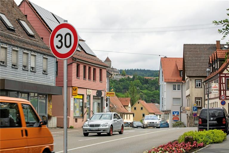 Der viele Verkehr auf der B14 macht die Ortsmitte in Oppenweiler bisher nicht gerade zu einem beliebten Treffpunkt. Archivfoto: A. Becher