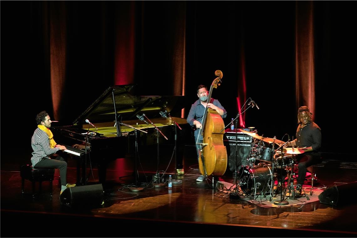 Der vielseitige US-amerikanische Jazzpianist und Komponist Emmet Cohen ist eine der innovativsten, künstlerischen Figuren seiner Generation. Mitseinem Trio war er am Wochenende im Backnanger Bürgerhaus zu Gast. Foto: J. Fiedler