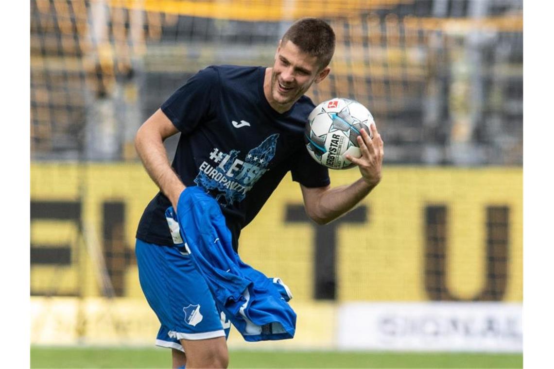 Der vierfache Torschütze Andrej Kramaric sichert sich nach dem Spiel gegen Dortmund den Spielball. Foto: Bernd Thissen/dpa