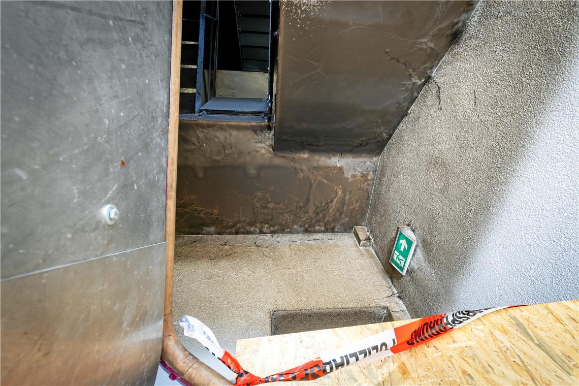 Der vierte Stock des Hauses ist von der Polizei abgesperrt. Dort ist der Schaden zu sehen, den der Brand angerichtet hat. Foto: Alexander Becher