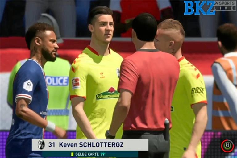 Der virtuelle Keven Schlotterbeck (Zweiter von links) vom Bundesligisten SC Freiburg hat im zweiten Online-Spiel die Gelbe Karte gesehen. Screenshot: BKZ-Twitch-Kanal