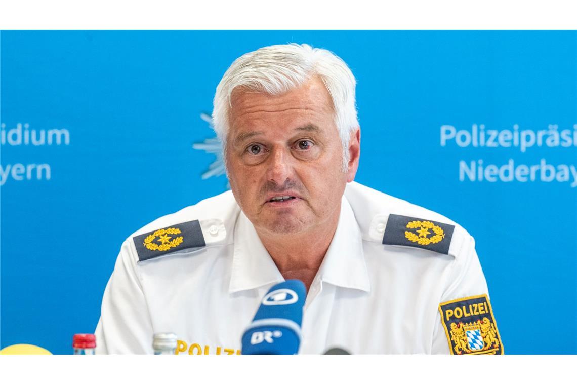 Gewalt, Drogen, Gebet - was war das Motiv der ICE-Attacke? Der Vizepräsident des Polizeipräsidiums Niederbayern, Werner Sika, informierte über den Polizeieinsatz.
