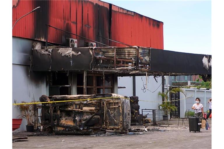 Der völlig ausgebrannte Nachtclubs in Sorong in der Provinz West Papua. Foto: Str/AP/dpa