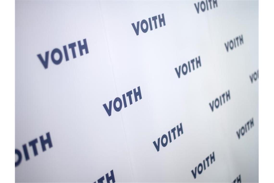 Maschinenbauer Voith verbucht wieder leichtes Wachstum Der Voith-Schriftzug steht auf einer Wand. Foto: Sebastian Gollnow/dpa/Archivbild