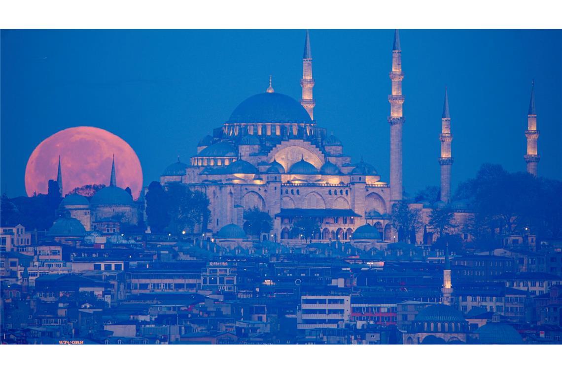 Bilder des Tages Der Vollmond geht hinter der Süleymaniye-Moschee unter.