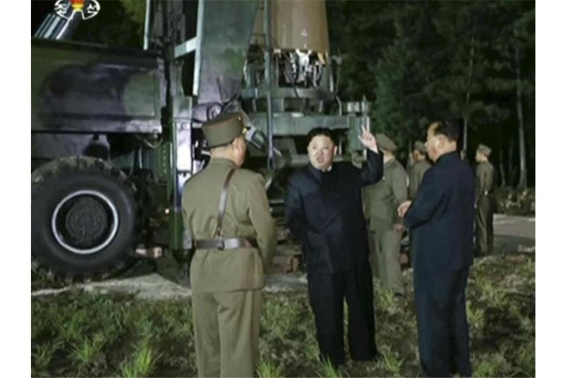 Der vom nordkoreanischen Rundfunk- und Fernsehkomitee zur Verfügung gestellte Videocrop zeigt Machthaber Kim Jong Un auf einem Raketen-Testgelände. Foto: KRT