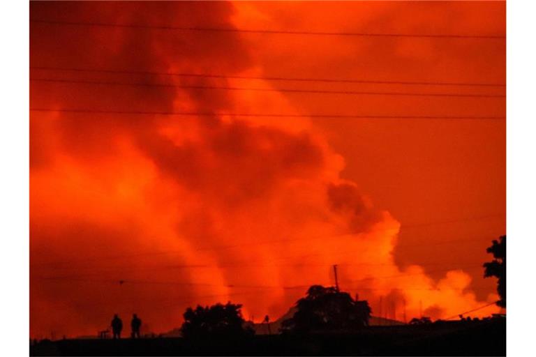 Der vom Vulkanausbruch rot gefärbte Nachthimmel über Goma. Foto: Justin Kabumba/AP/dpa