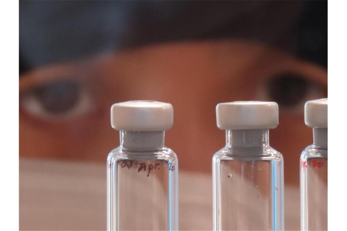 Astrazeneca-Impfstoff zu 70 Prozent wirksam gegen Covid-19 Der von der Universität Oxford und dem Pharmaunternehmen AstraZeneca entwickelte Corona-Impfstoff ist nach vorläufigen Studien zu 70 Prozent effektiv. Foto: Sean Elias/PA Media/dpa