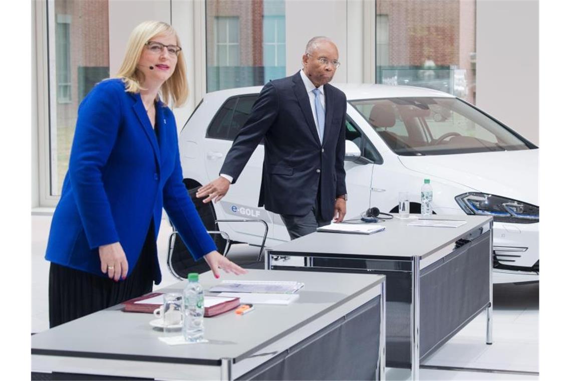 Der von der US-Regierung eingesetzte externe Prüfer Larry Thompson (rechts) zieht ein Zwischenfazit seiner Untersuchungen bei Volkswagen. Foto: Julian Stratenschulte