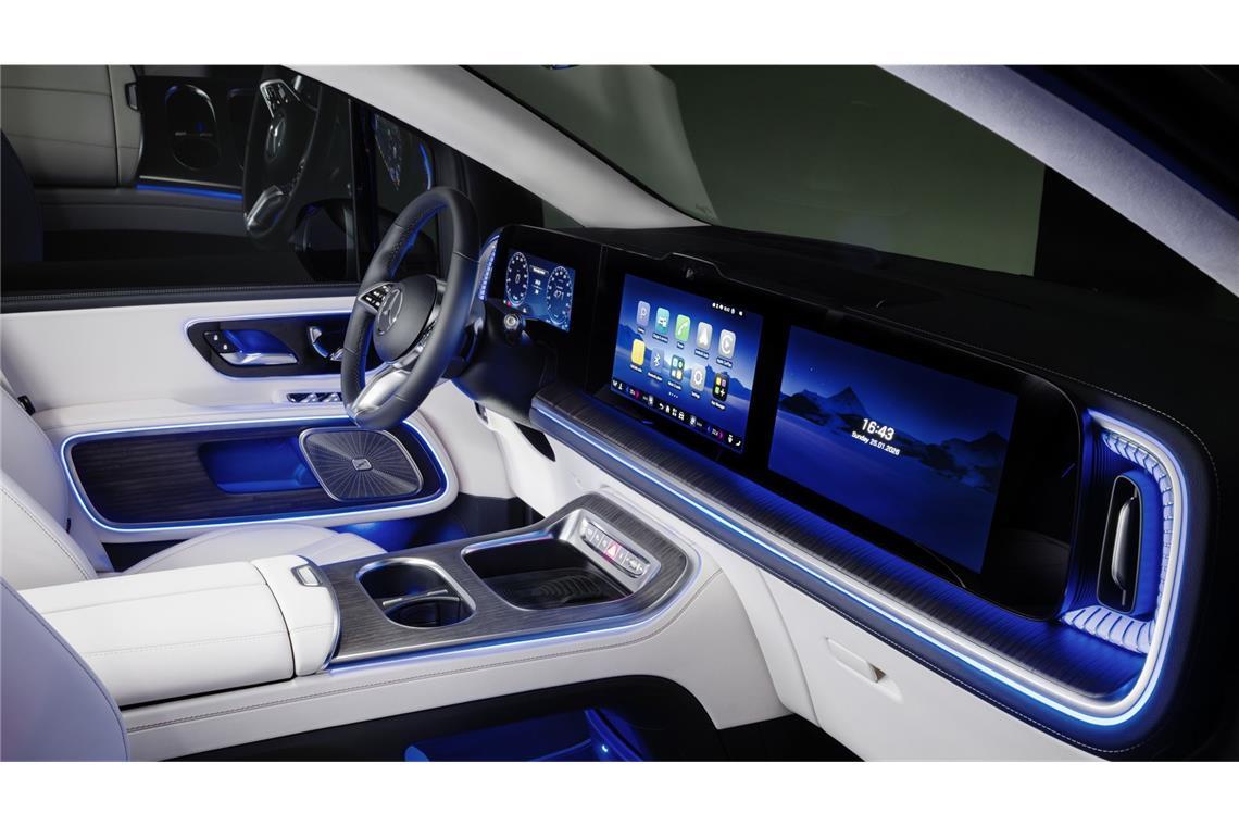 Der von Mercedes selbst genannte „Superscreen“ ist – wie beim CLA – aufgeteilt in drei Monitore. Um den dritten Monitor vor dem Beifahrer freizuschalten, muss man allerdings extra zahlen.