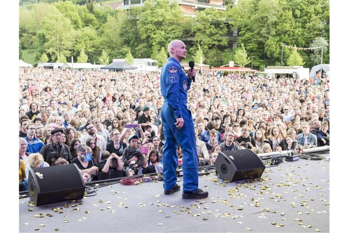 Der von seiner ersten Mission zurückgekehrte Astronaut Alexander Gerst steht während seiner Willkommensparty vor mehreren Tausend Zuschauern. Foto: Daniel Maurer/Archiv