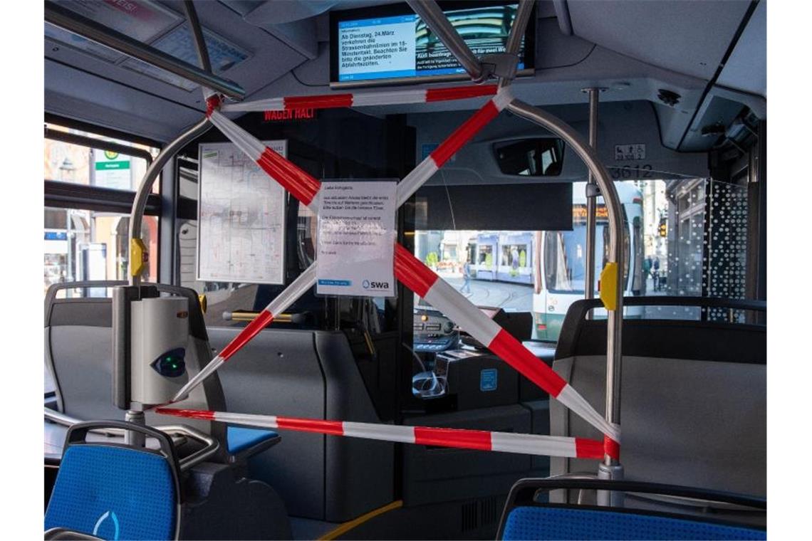 Der Vordereingang dieses Linienbusses in Augsburg ist zum Schutz vor einer Infektion mit dem Coronavirus abgesperrt. Foto: Stefan Puchner/dpa