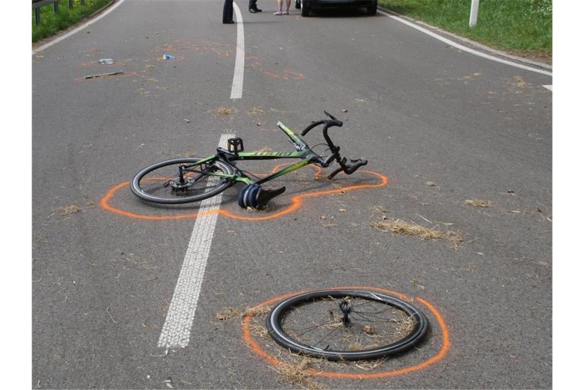 79-jähriger Radfahrer bei Unfall lebensgefährlich verletzt Der Vorderreifen eines Fahrrads liegt neben dem Fahrrad an einer Unfallstelle. Foto: Gress/Süddeutsche Mediengesellschaft/dpa