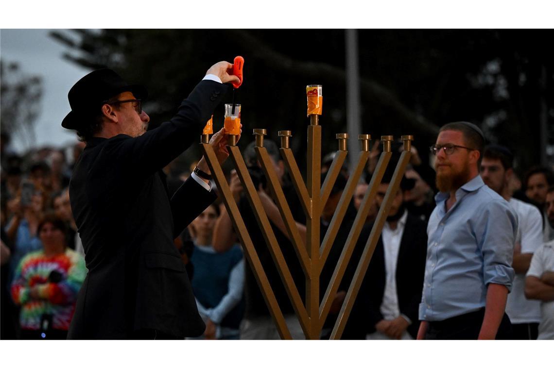 Der Vorfall am Bondi Beach schockiert viele weltweit - dennoch kehren Menschen an den Ort zurück und gedenken der Toten.