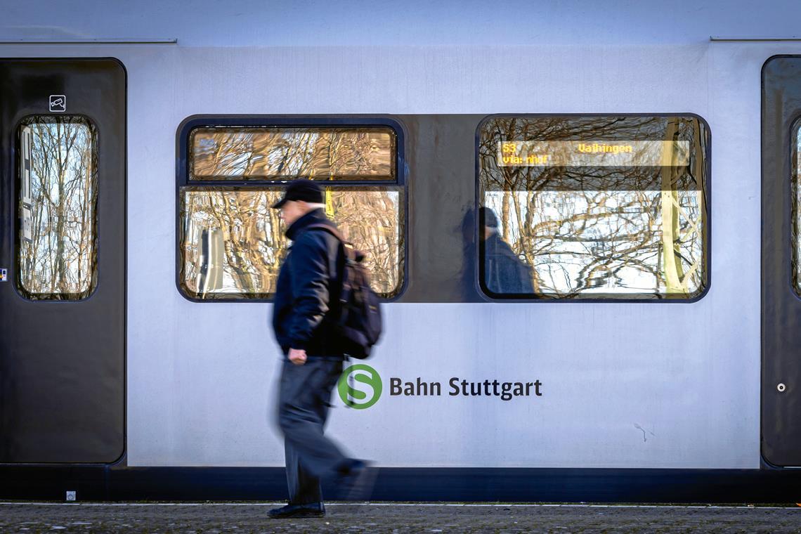 Frau bedroht Jugendliche in der S-Bahn Der Vorfall ereignete sich in einer S-Bahn der Linie 4 in Richtung Stuttgart. Symbolfoto: Alexander Becher