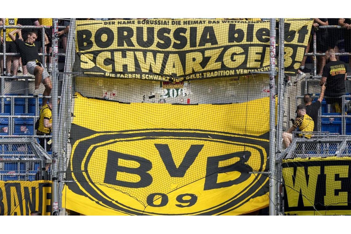 Der Vorfall ereignete sich vor dem Spiel der TSG 1899 Hoffenheim gegen den BVB. Bei den Verdächtigen soll es sich um Dortmund-Fans handeln.