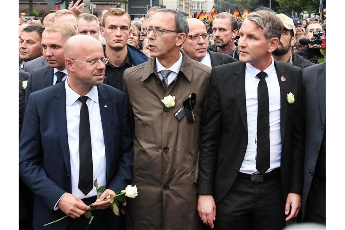 Der Vorsitzende der AfD in Brandenburg, Andreas Kalbitz (l), nimmt mit AfD-Sachsen-Chef Jörg Urban (M) und dem Vorsitzenden der AfD-Fraktion im Thüringer Landtag, Björn Höcke, an einer Demonstration in Chemnitz teil. Foto: Ralf Hirschberger