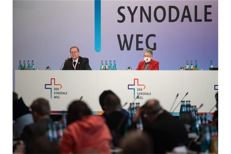 Der Vorsitzende der Deutschen Bischofskonferenz, Georg Bätzing, und Irme Stetter-Karp, die Präsidentin des Zentralkomitees der deutschen Katholiken, sitzen bei der Dritten Synodalversammlung der deutschen Katholiken auf dem Podium. Foto: Sebastian Gollnow/dpa