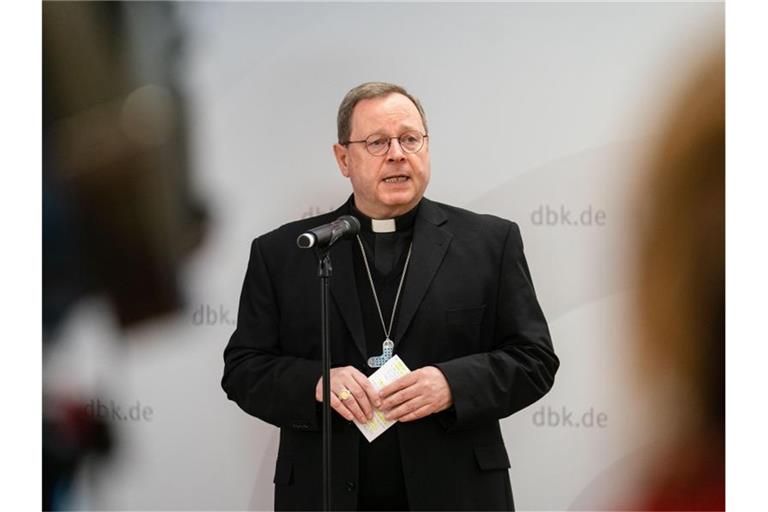 Der Vorsitzende der Deutschen Bischofskonferenz, Georg Bätzing, spricht bei der Eröffnungspressekonferenz der Frühjahrs-Vollversammlung der Deutschen Bischofskonferenz. Foto: Nicolas Armer/dpa