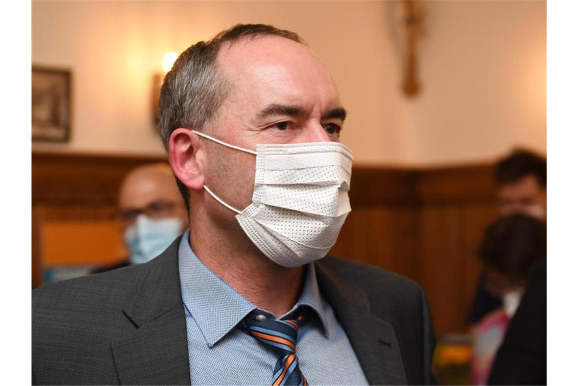 Wahlleiter prüft Aiwangers Twitter-Post Der Vorsitzende der Freien Wähler, Hubert Aiwanger, kommt zur Wahlparty in München. Foto: Tobias Hase/dpa