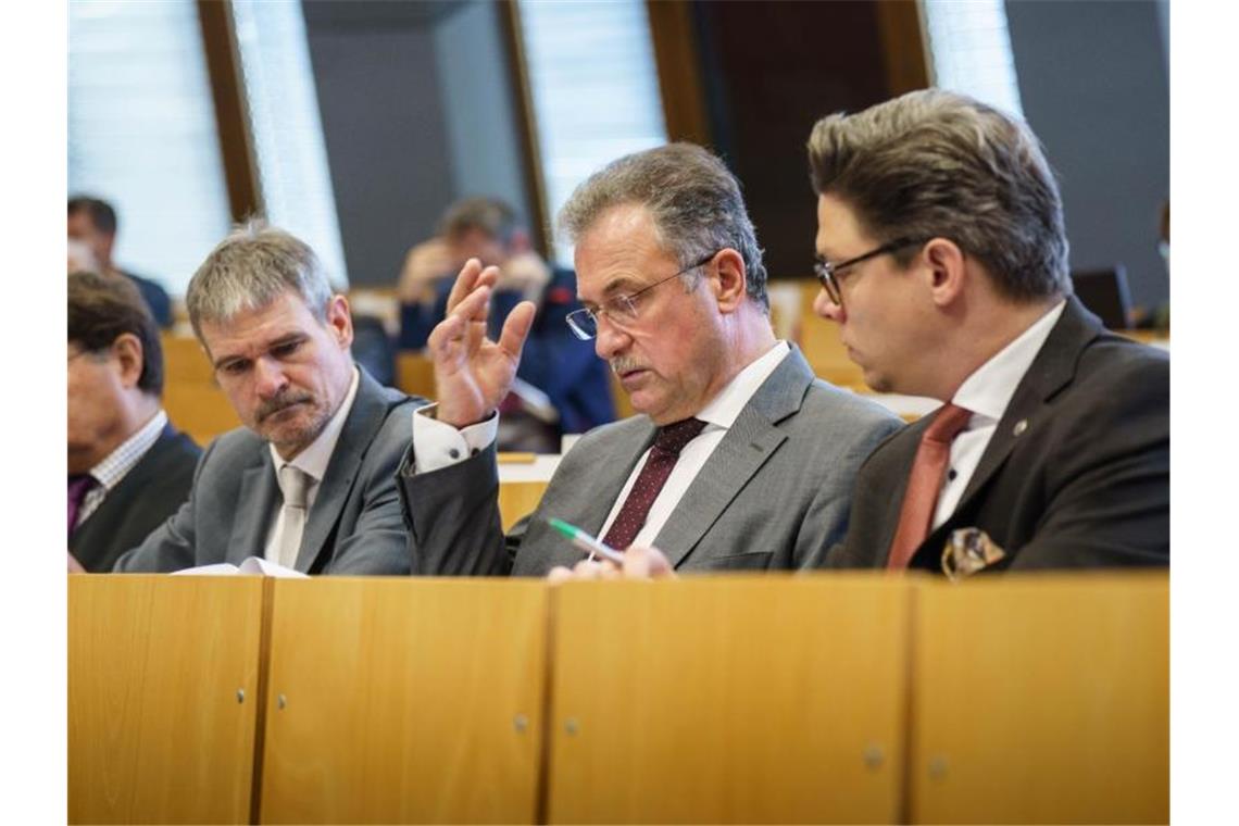 Der Vorsitzende der Lokführergewerkschaft GDL, Claus Weselsky (2.v.r.), sitzt zu Beginn der Berufungsverhandlung vor dem Hessischen Landesarbeitsgericht. Foto: Frank Rumpenhorst/dpa