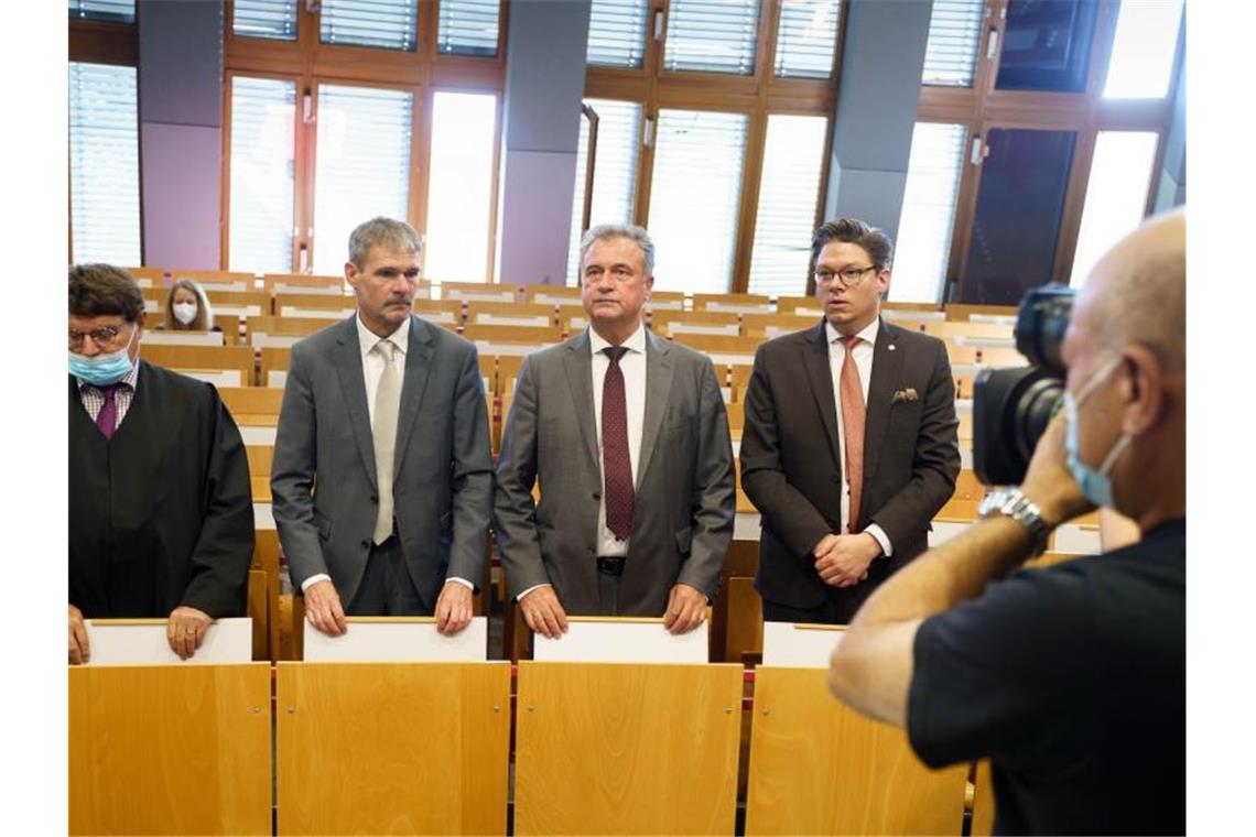 Der Vorsitzende der Lokführergewerkschaft GDL, Claus Weselsky (2.v.r.) bei der Berufungsverhandlung vor dem Hessischen Landesarbeitsgericht in Frankfurt. Foto: Frank Rumpenhorst/dpa