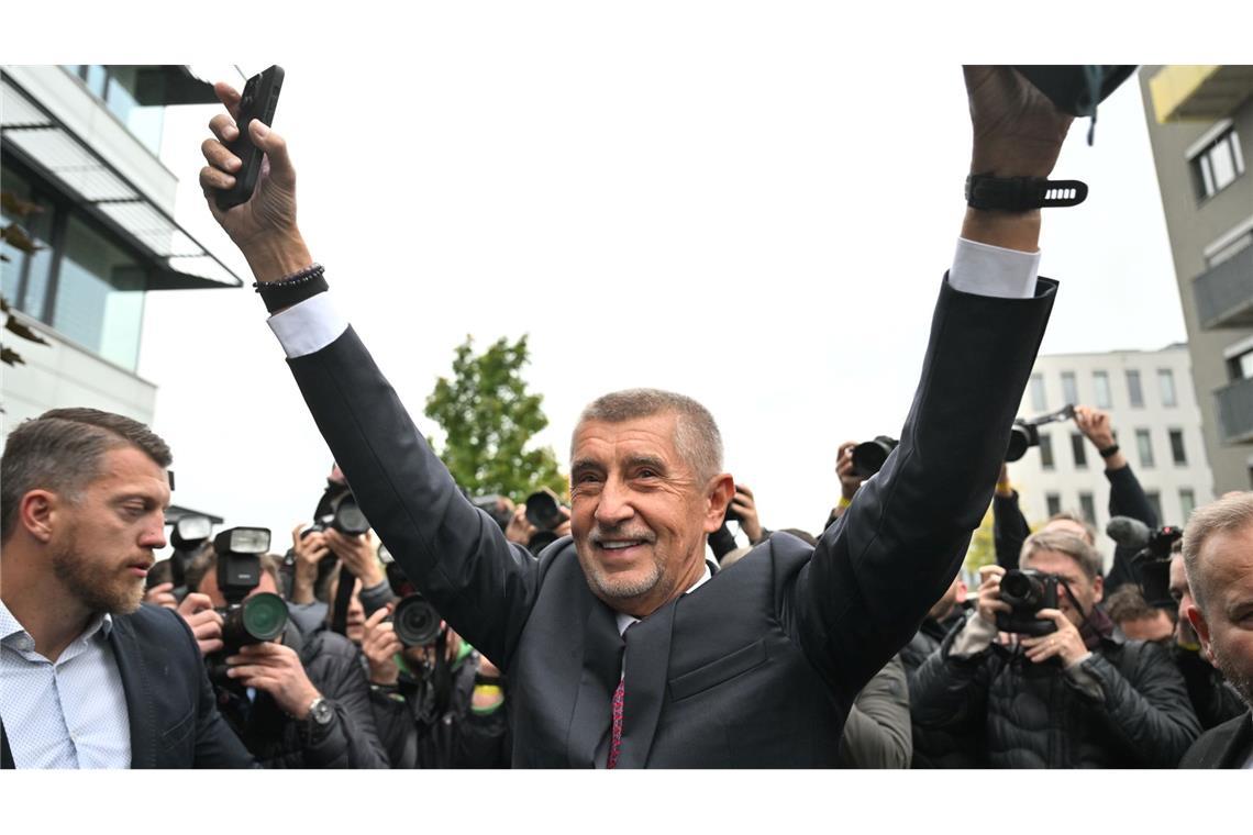 Der Vorsitzende der Oppositionsbewegung ANO, Andrej Babis, reagiert nach der Bekanntgabe des Wahlergebnisses.