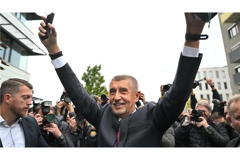 Der Vorsitzende der Oppositionsbewegung ANO, Andrej Babis, reagiert nach der Bekanntgabe des Wahlergebnisses.
