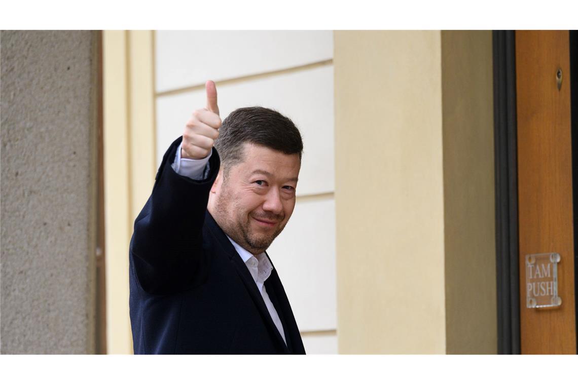 Der Vorsitzende der Partei Freiheit und direkte Demokratie (SPD), Tomio Okamura, begrüßt Fotografen auf seinem Weg zu Präsident Pavel, der ihn zu einer Nachwahlberatung eingeladen hatte.