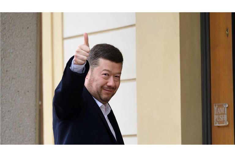 Der Vorsitzende der Partei Freiheit und direkte Demokratie (SPD), Tomio Okamura, begrüßt Fotografen auf seinem Weg zu Präsident Pavel, der ihn zu einer Nachwahlberatung eingeladen hatte.