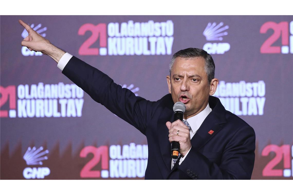 Der Vorsitzende der sozialdemokratischen CHP, Özgür Özel, hält eine Rede während des CHP-Parteitags.