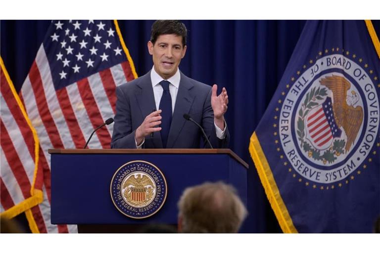 Der Vorsitzende der US-Notenbank Federal Reserve, Kevin Warsh, spricht während einer Pressekonferenz.
